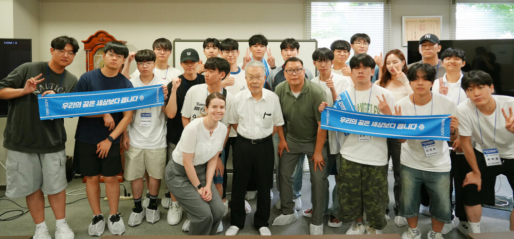 2025-07-16_Samco-CEO-and-staff-with-AJOU-University-students-cropped_DSC05416.jpg